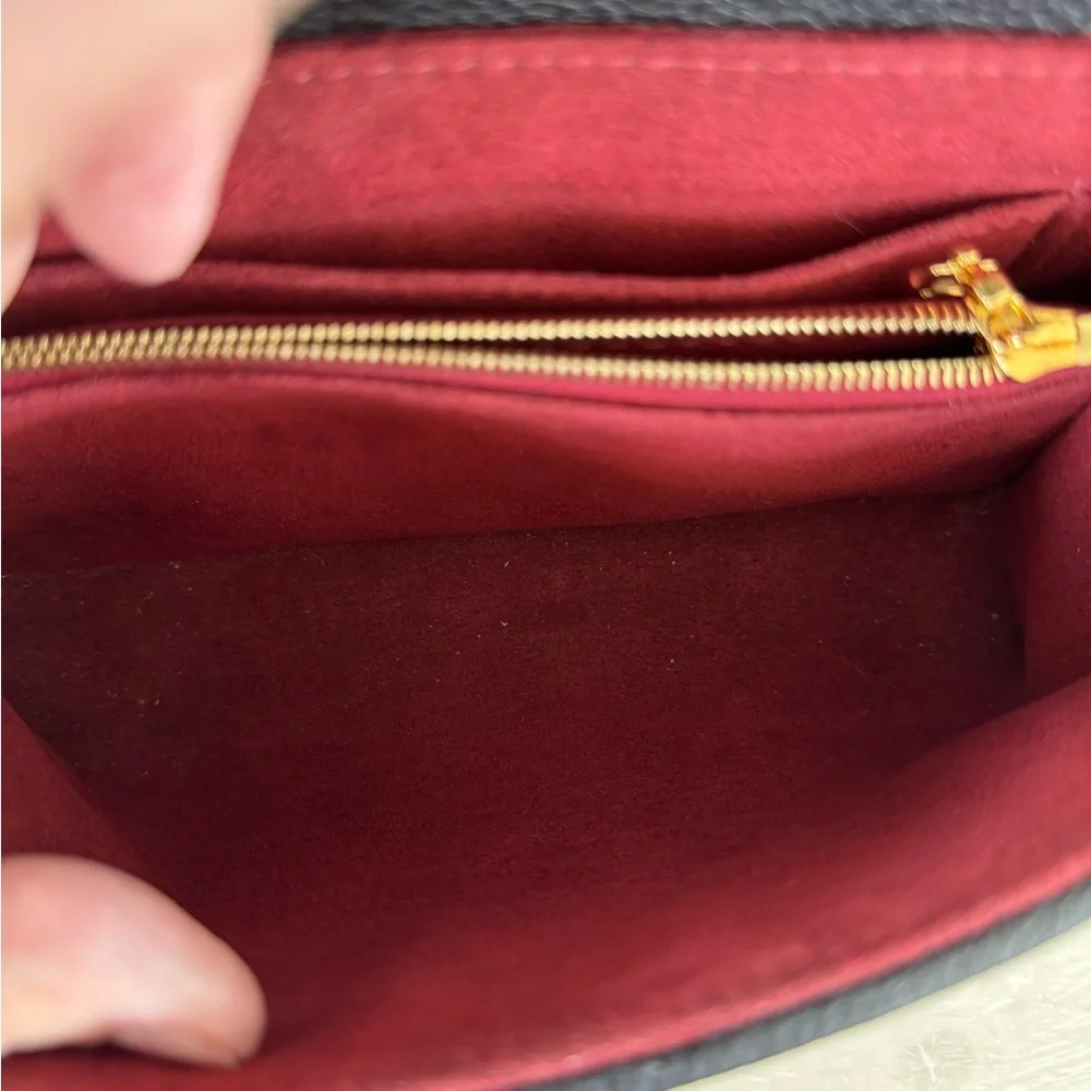 LOUIS VUITTON
Empreinte Monogram Giant Madeleine BB Black Beige - Picture 8 of 8